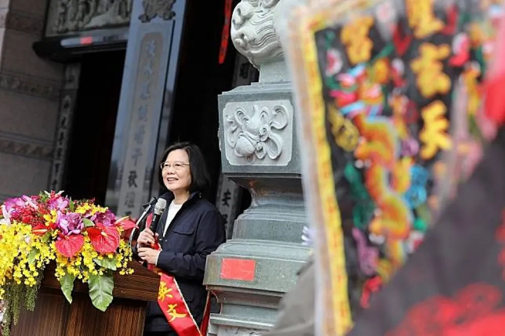 【新年願望】蔡英文拜拜求神明：今年要解決低薪問題