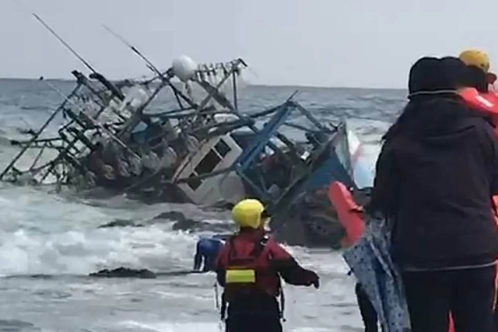 【有片】貢寮海域漁船觸礁　消防員跳海救出7名船員