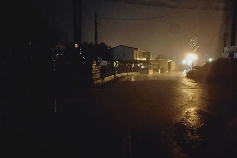 高雄大雷雨讓「街道變河流」　小港機場跑道遭雷擊破洞暫停起降