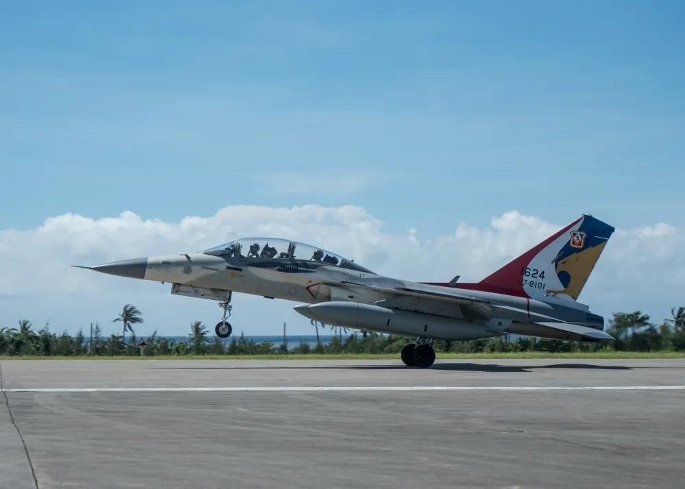 【快訊】經國號降落爆胎衝出跑道　空軍：機輕損人安