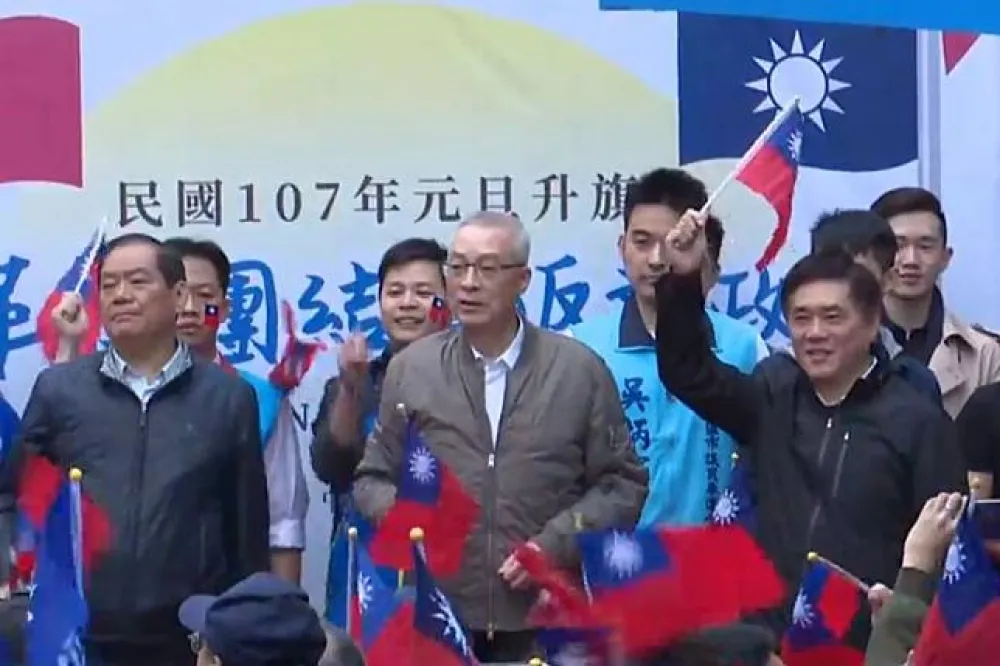 國民黨元旦升旗「落漆」　國旗不揚纏旗桿惹黨員抱怨