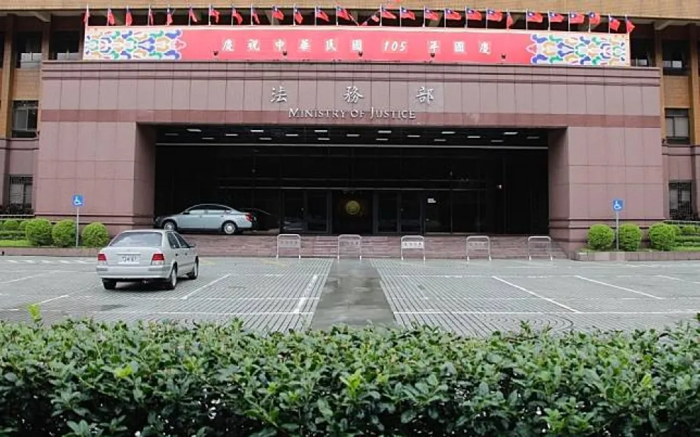 男子疑因對政治現況不滿　闖進法務部丟汽油彈