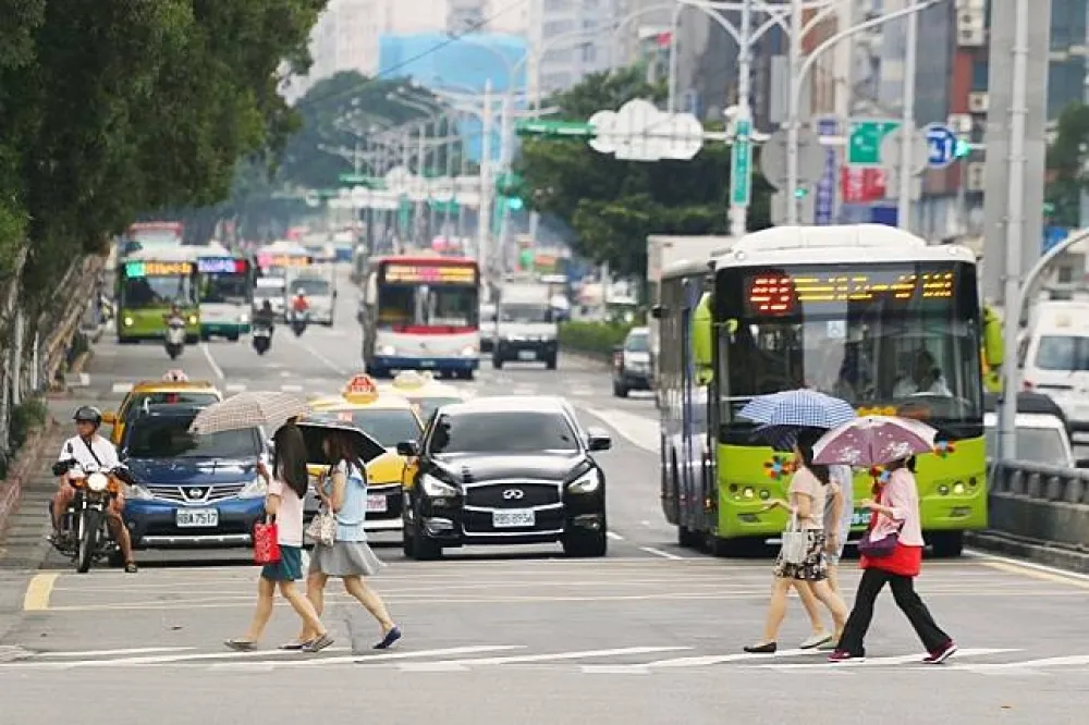 【梅雨未到颱風先來】6月8日恐有雙颱夾擊　引藤原效應帶來大量降雨　