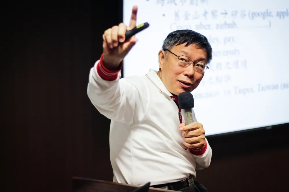柯Ｐ想減校園垃圾桶　「如果不方便可以讓國家進步，我願意去做」
