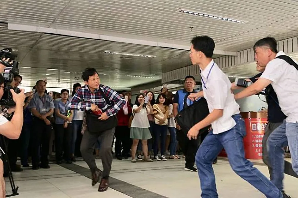 獨派丟鞋突襲柯文哲　高喊：不要做中共同路人
