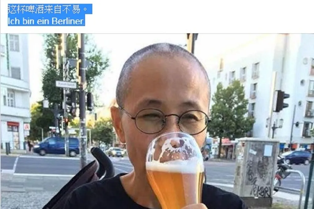 「這杯啤酒來自不易，Ich bin ein Berliner」　劉霞柏林自在喝啤酒