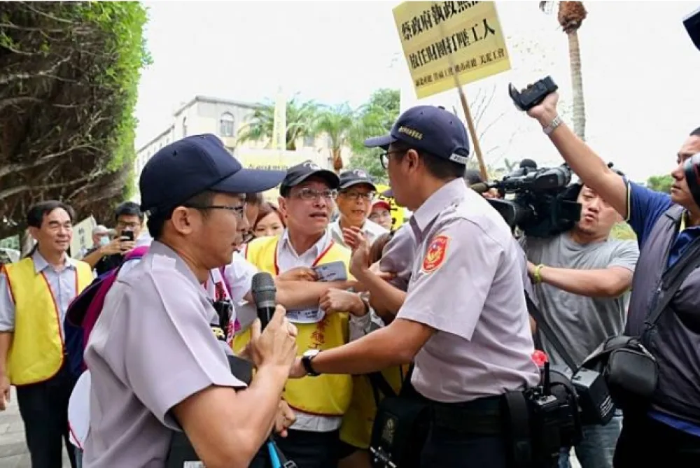 【不當解雇接二連三】桃園4工會至總統官邸抗議　「蔡英文不要再神隱」