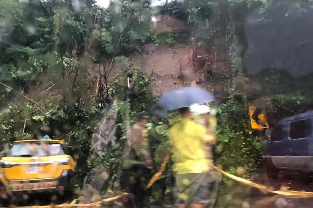 豪雨炸基隆出現「雨中瀑布」　計程車被土石流圍攻