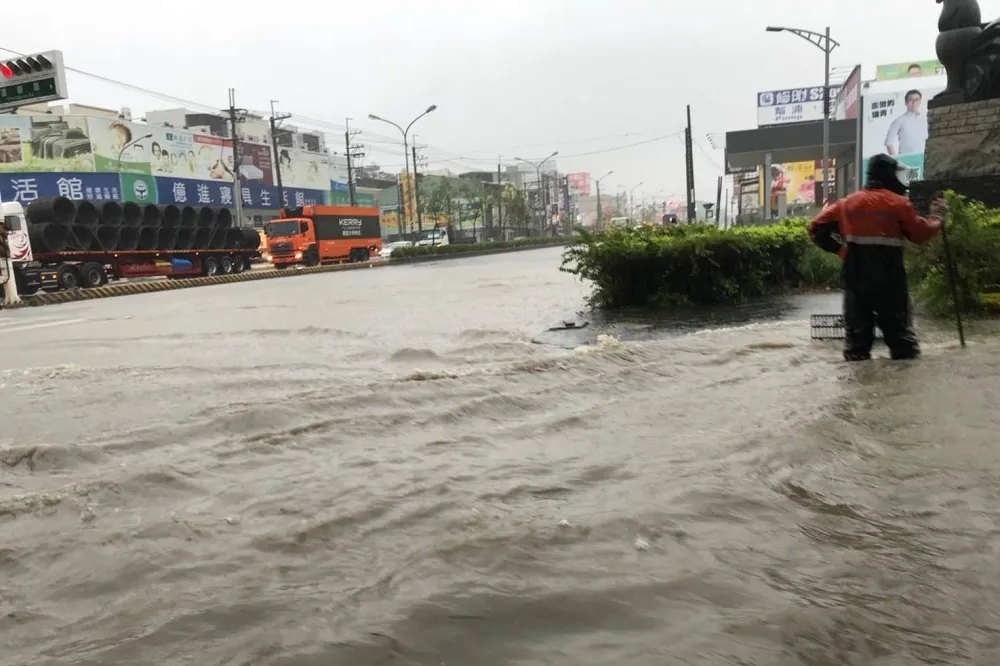 【南部豪雨災情】屏東水淹4幹道封至明早　南橫向陽路段午前持續關閉　