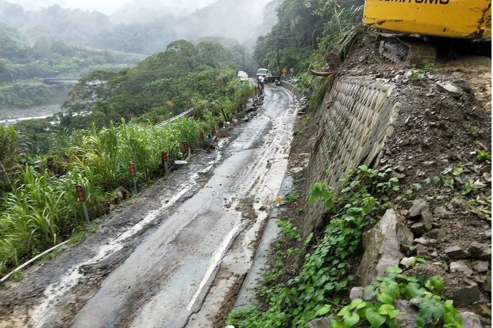 嘉義縣大埔鄉、阿里山鄉大雨災情不斷　多處路面有坍塌