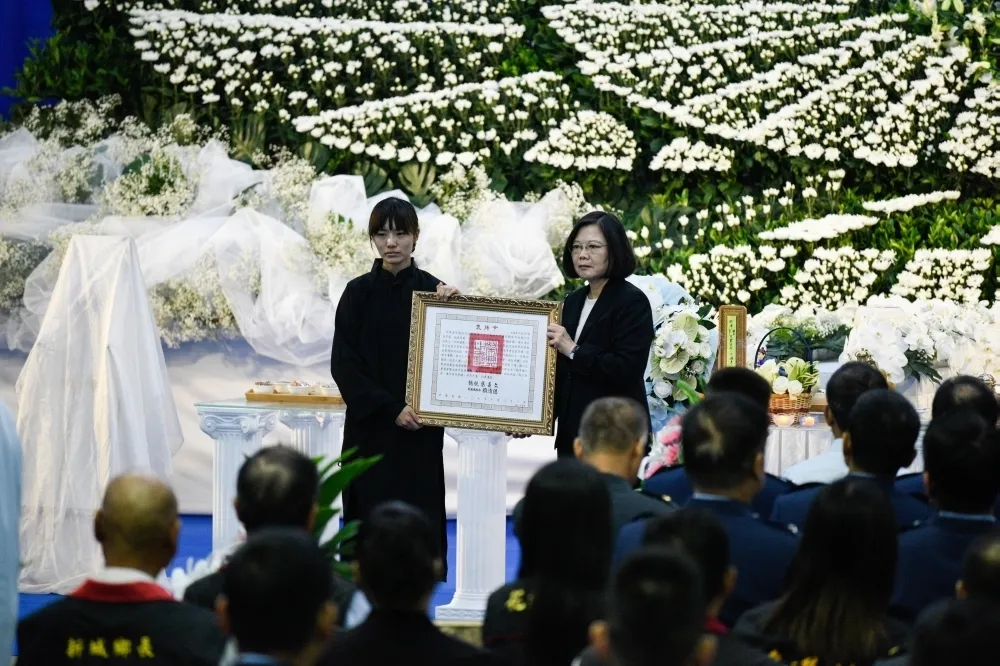 殉職飛官吳彥霆今公祭　蔡英文承諾「一定會好好照顧你的家人」