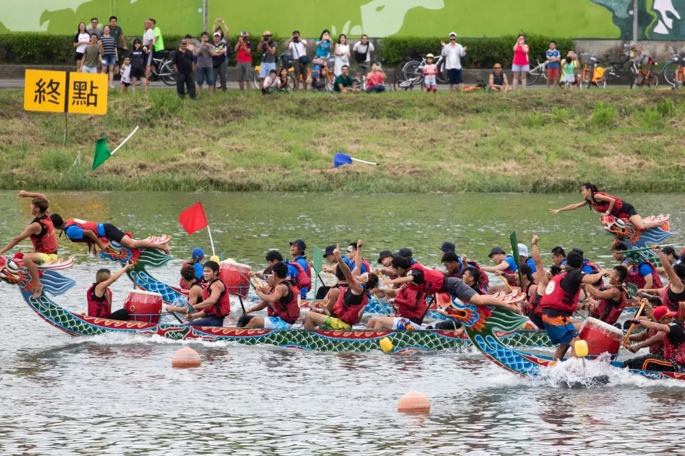 【圖輯】決勝五百米！　台北龍舟大賽6000人同場爭第一