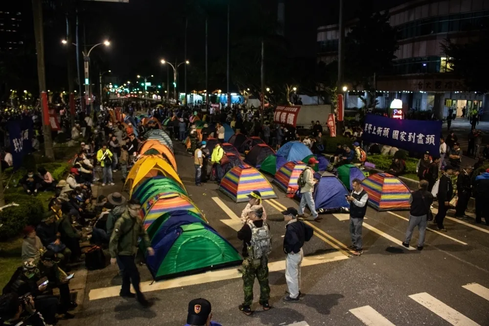 【16條文無共識】軍改案19日進院會三讀　八百壯士再動員夜宿圍立院