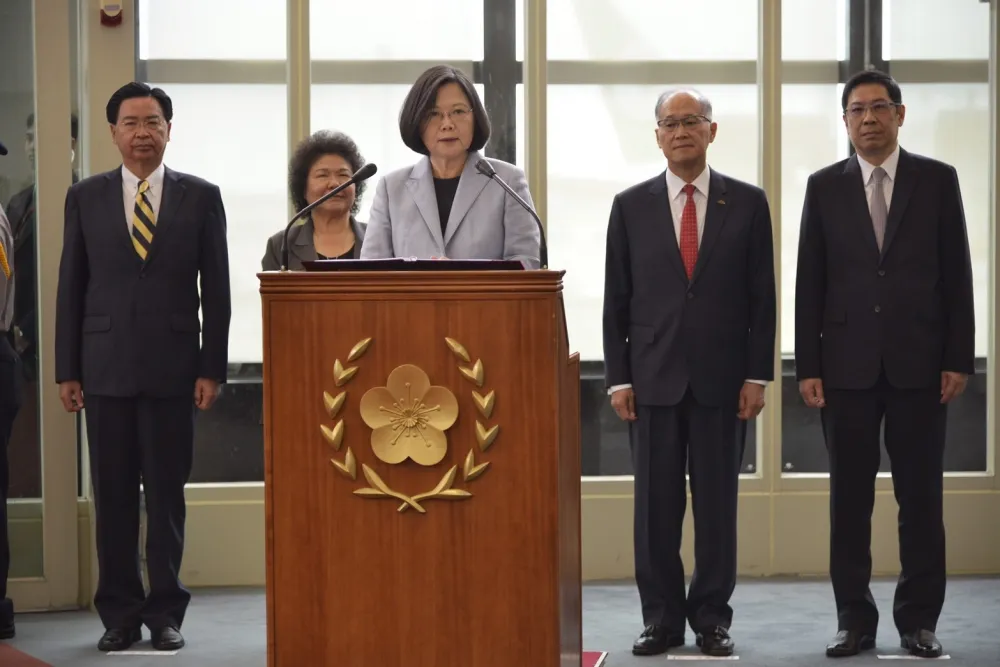 【同慶之旅】迎蔡英文過境　兩岸僑民洛城短兵相接