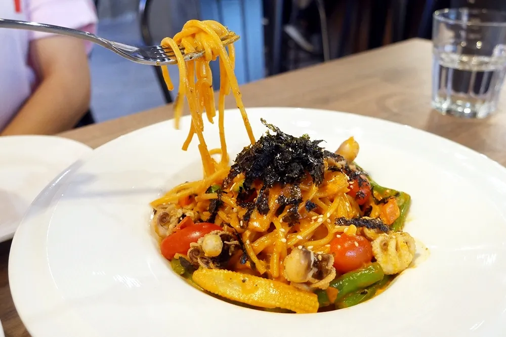 【有片】創義麵 ╳ 4foodie ╳ 喜憨兒基金會三方合作　「韓瘋公益麵」期間限定販售中