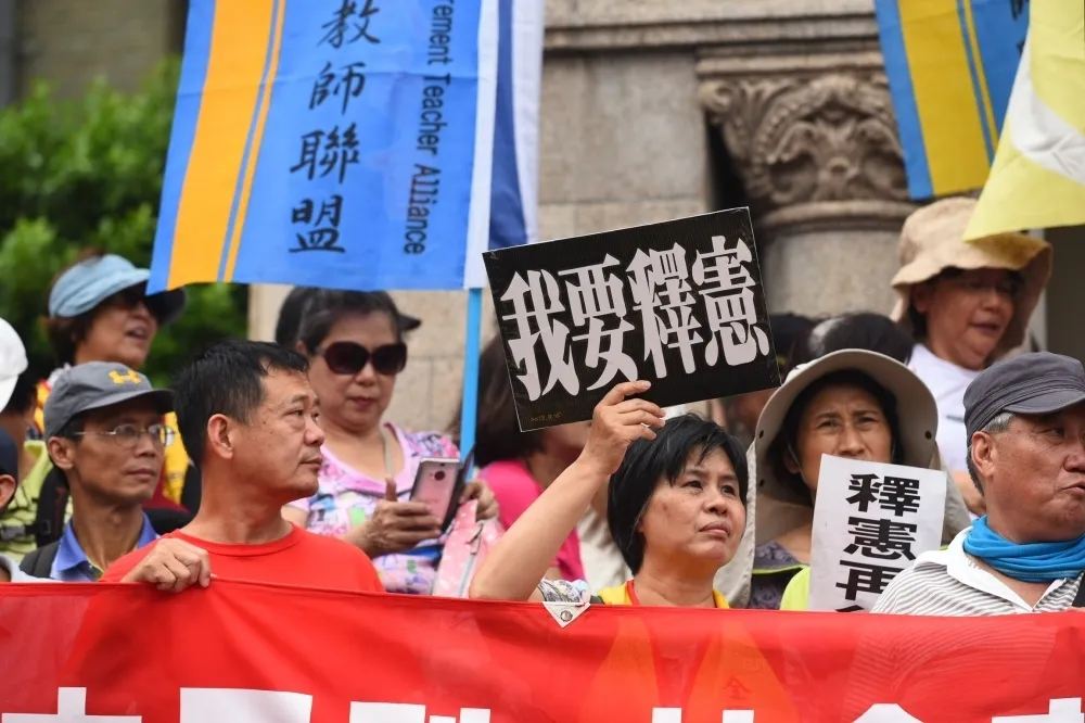 「八百壯士」替公教遞釋憲案　高喊「大法官主持公道」