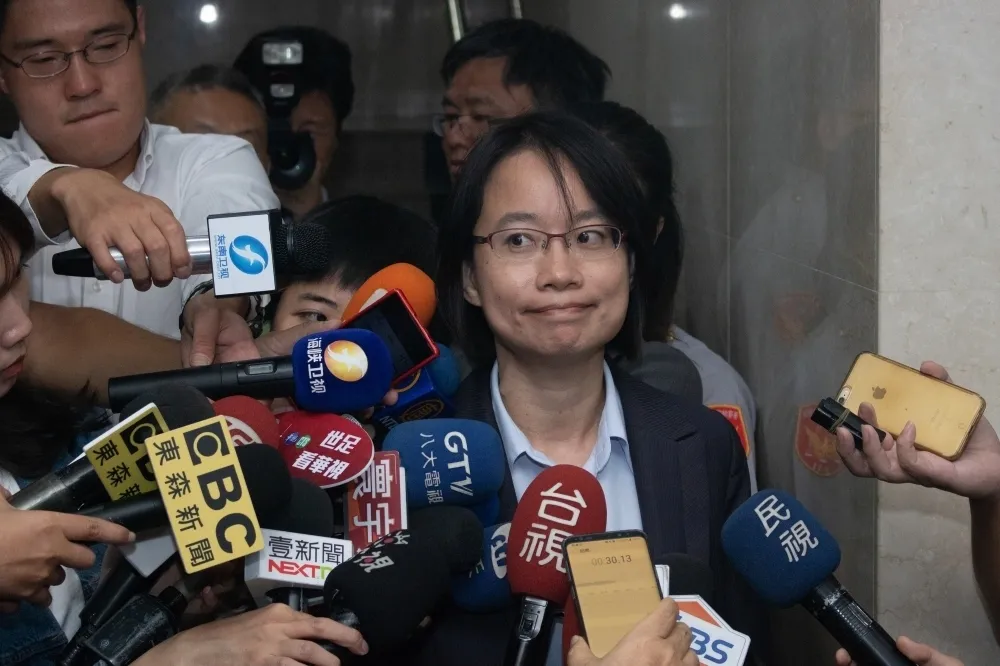 【內幕】吳音寧不懂議事眉角　顧問黃國彥連3天陪她向議員拜碼頭