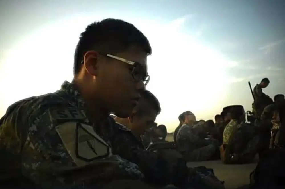 傘兵大難不死關鍵......　草地「五點著陸」緩衝擊