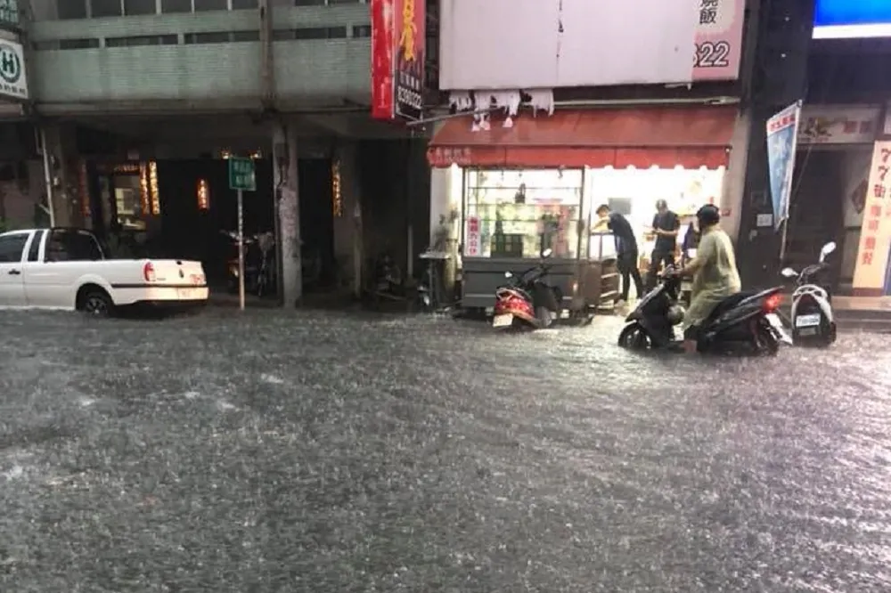 【有片】台中豪大雨讓台灣大道變「運河」　網友：這是在溯溪？