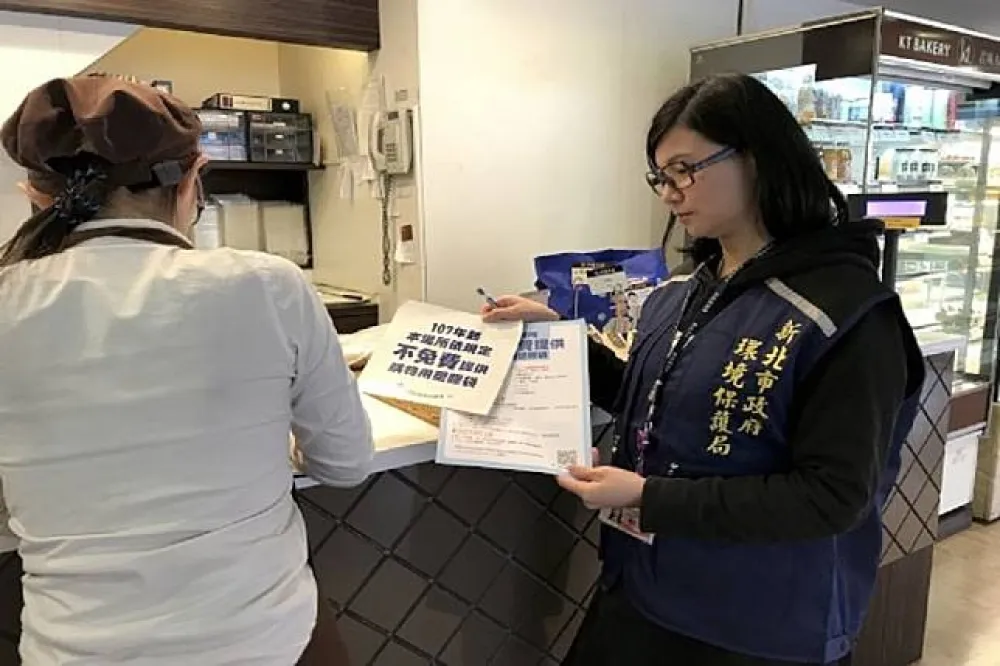 【擴大限塑上路】民怨四起　裸拿蛋糕：得多花10元買紙盒