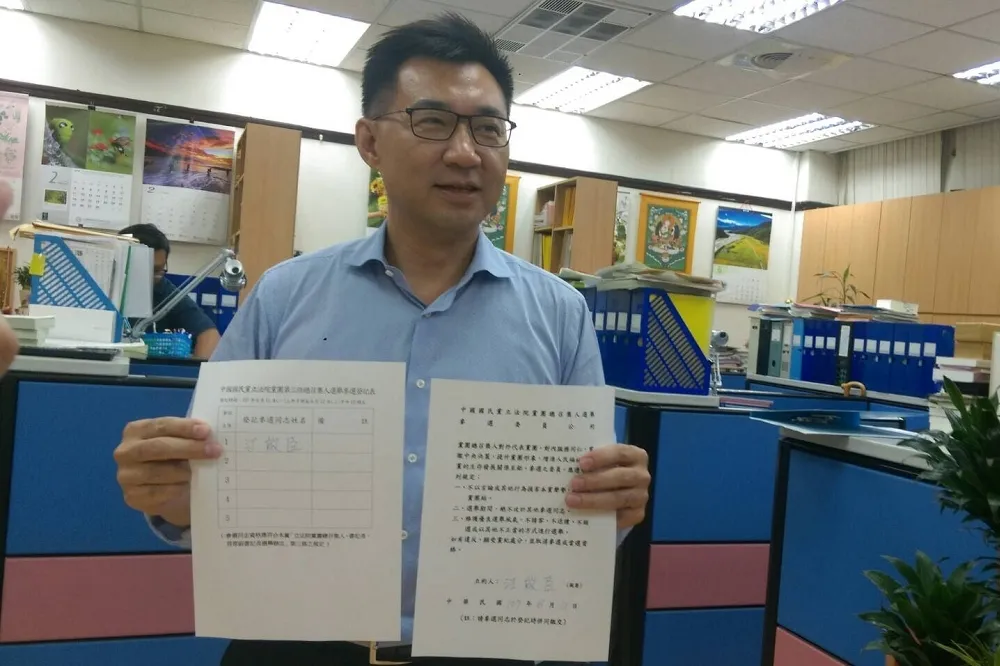 【藍總召選舉】相信黨中央尊重黨團自主　江啟臣和費鴻泰完成登記