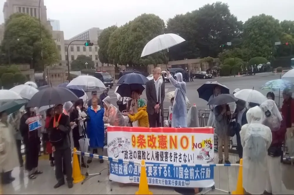 要求安倍晉三下台負責　2萬日人國會前冒雨怒吼