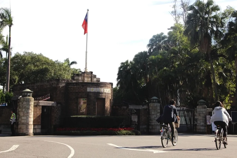 QS大學排名官網將我國國旗換成五星旗　外交部、教育部抗議要求更正