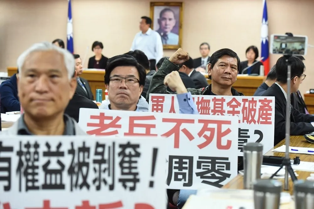 【軍改案再戰】離婚配偶可要半俸？　這條文連綠營意見都分歧