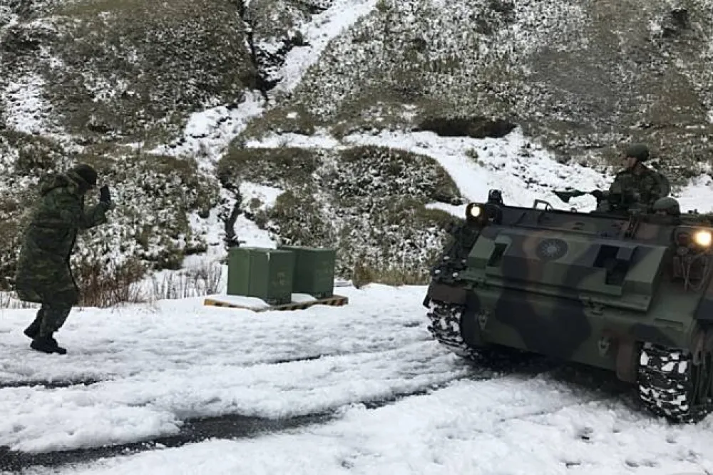 【國軍全天待命】CM21裝甲運兵車進駐武嶺　執行雪地救援任務