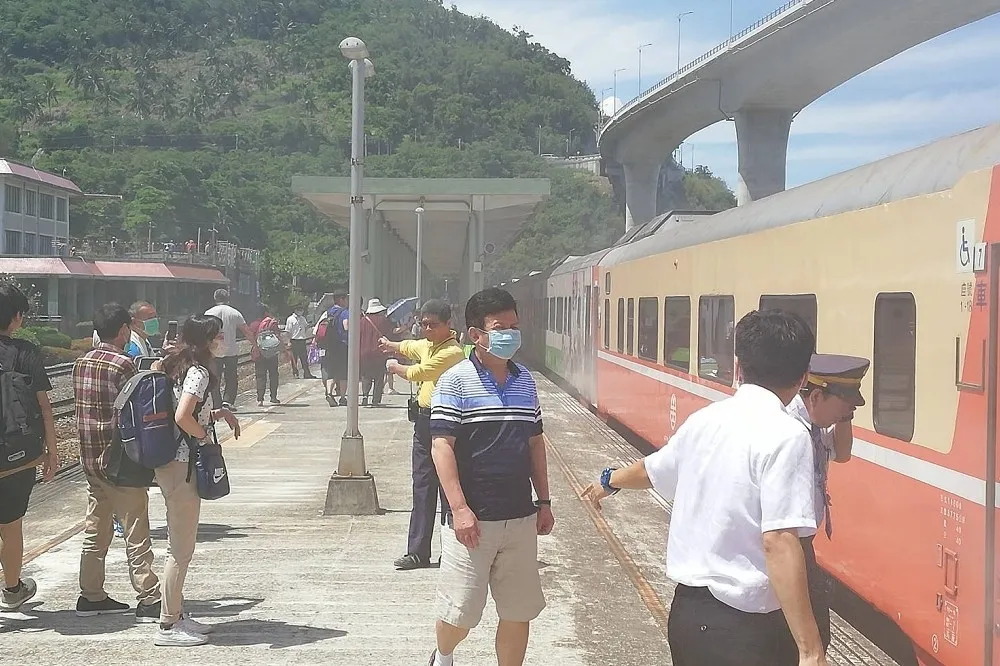 台鐵列車配電盤起火冒煙　160名旅客烈日下閃逃