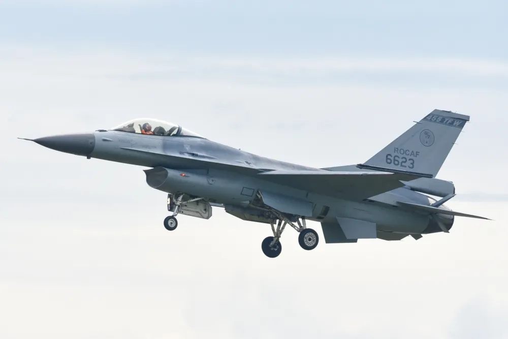 【快訊】漢光演習一架F16戰機失事　暖暖山區發現飛機殘骸