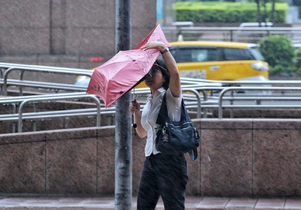 輕颱艾維尼今晚恐成形　氣象局：是否侵台周五將明朗