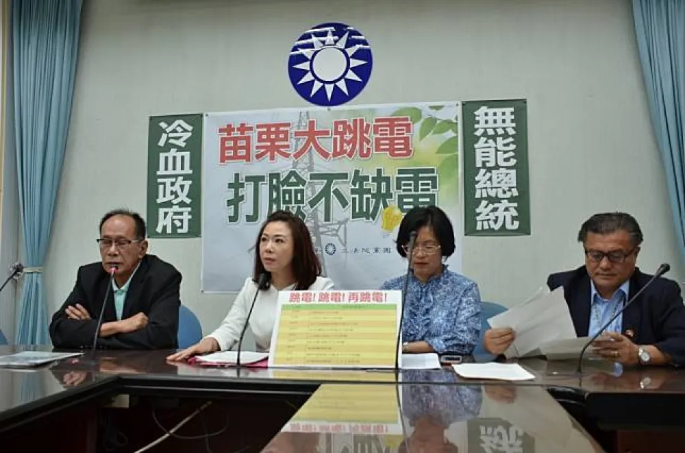 經長沈榮津列席藍委記者會卻落跑　遭批「再跳電就下台」
