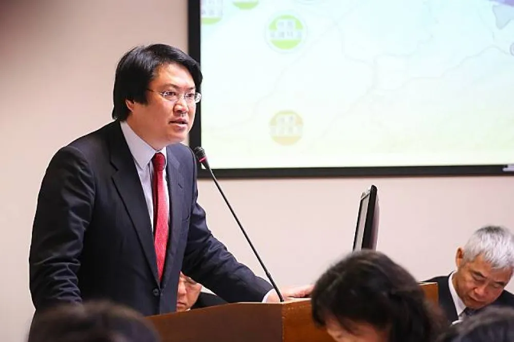新北市府、徐巧芯齊轟　「最愛颱風天出國的人就是林右昌」　