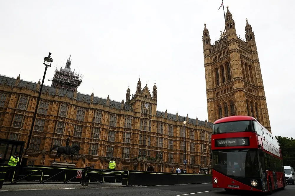 【恐攻再襲】英國國會遭汽車蓄意衝撞　反恐單位介入調查
