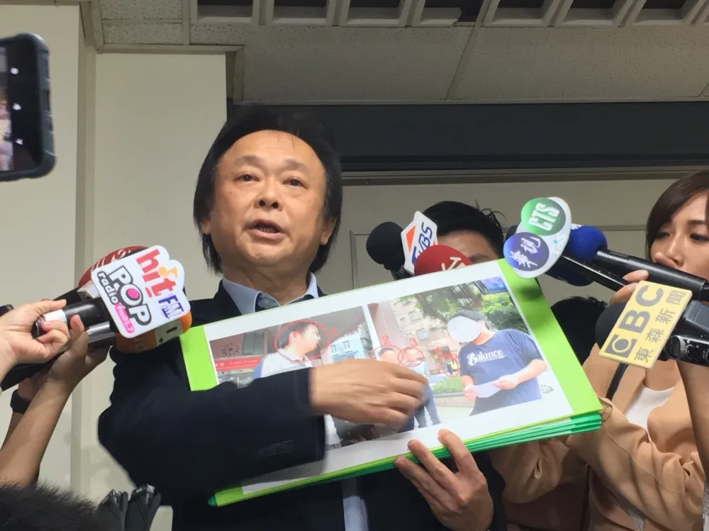 爆柯P搭公車上班作秀遭網友酸批　王世堅拿「亞洲統神」突擊影片當證據