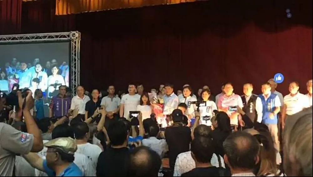 張榮味今發監準時現身　支持者高喊「司法不公、政治迫害」