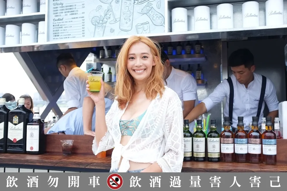 【有片】百齡罈「貨櫃酒吧」進駐大稻埕河岸　夕陽下享受時尚威士忌特調
