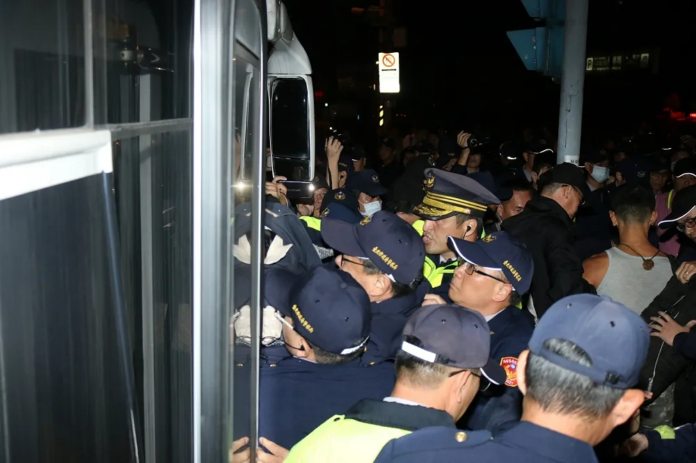 社評：沒人告訴警察不可以這樣做