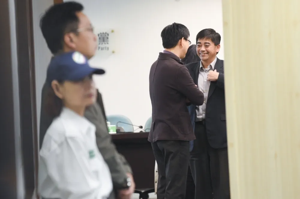 國發會副主委偷拍辣妹美腿被抓包　邱俊榮事後致歉請辭獲准