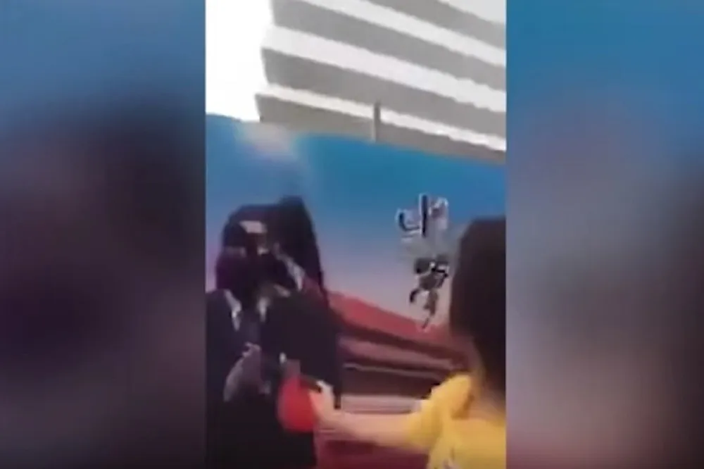 「看你怎麼抓我，我就反對中國共產黨」　中國女網友上海潑墨習近平畫像後失蹤