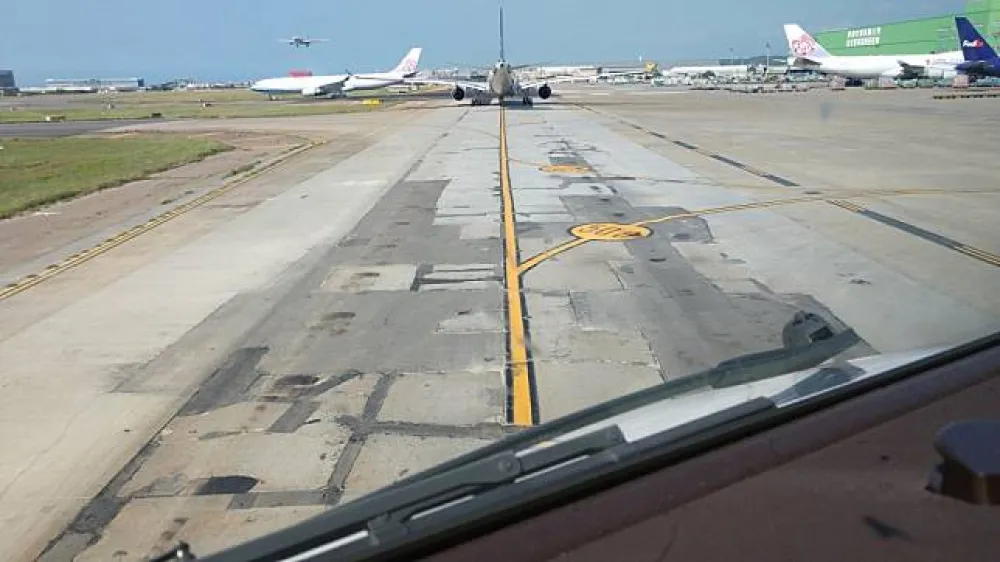桃機跑道修不好怪紅黏土　梁機師再戰：人家仁川蓋沼澤地，一樣沒有細紋啊