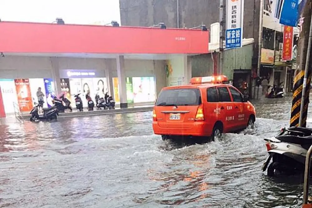 【豪雨轟炸南台灣】鹿港小鎮全泡湯　積水多到「魚兒街上游」