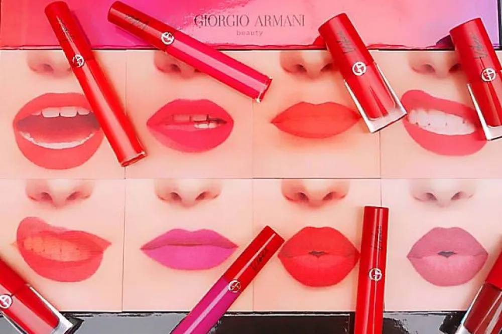 【有片】夏天抓眼球的妝容，Giorgio Armani 只靠霓虹霧光唇就贏得 hen 漂亮！