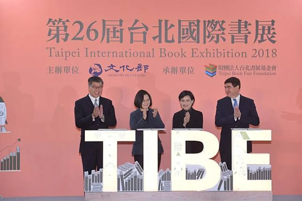 蔡英文參與台北國際書展開幕式　從圖文書買到商管書解閱讀癮