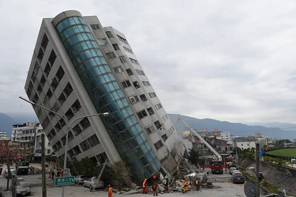 【花蓮強震】傅崐萁徵調鋼樑支撐雲翠大樓　設小巨蛋臨時避難所