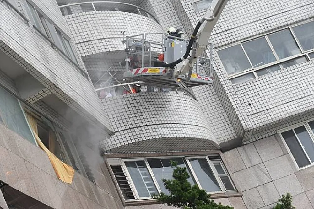 【花蓮強震】雲翠大樓開始悶燒　2死1人救出仍有143人失聯