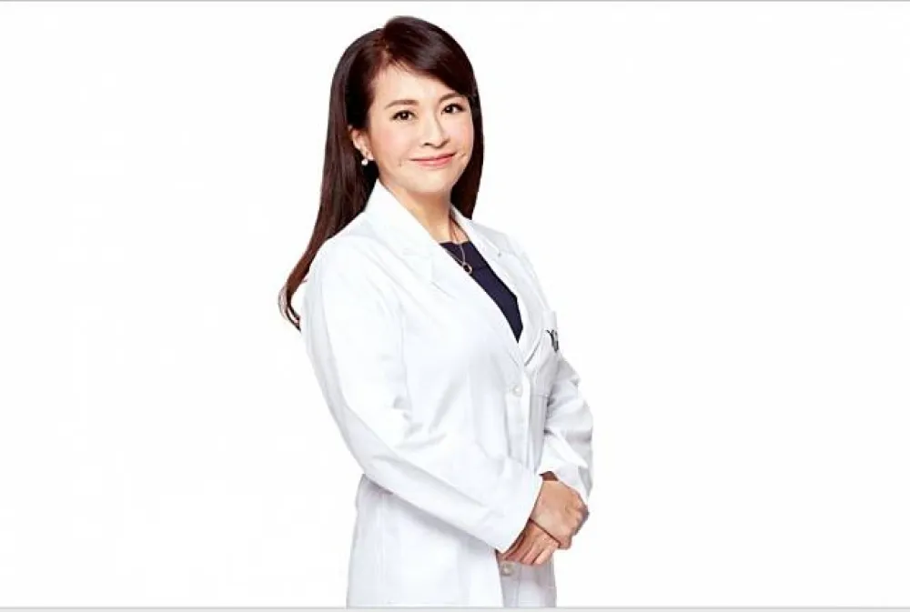 28天撫紋有感！ YUANLI願麗推出保濕抗老升級版美容膠囊。廖苑利醫師親研隨身抗老解方 - 匯集25年皮膚科經驗的肌膚維他命。