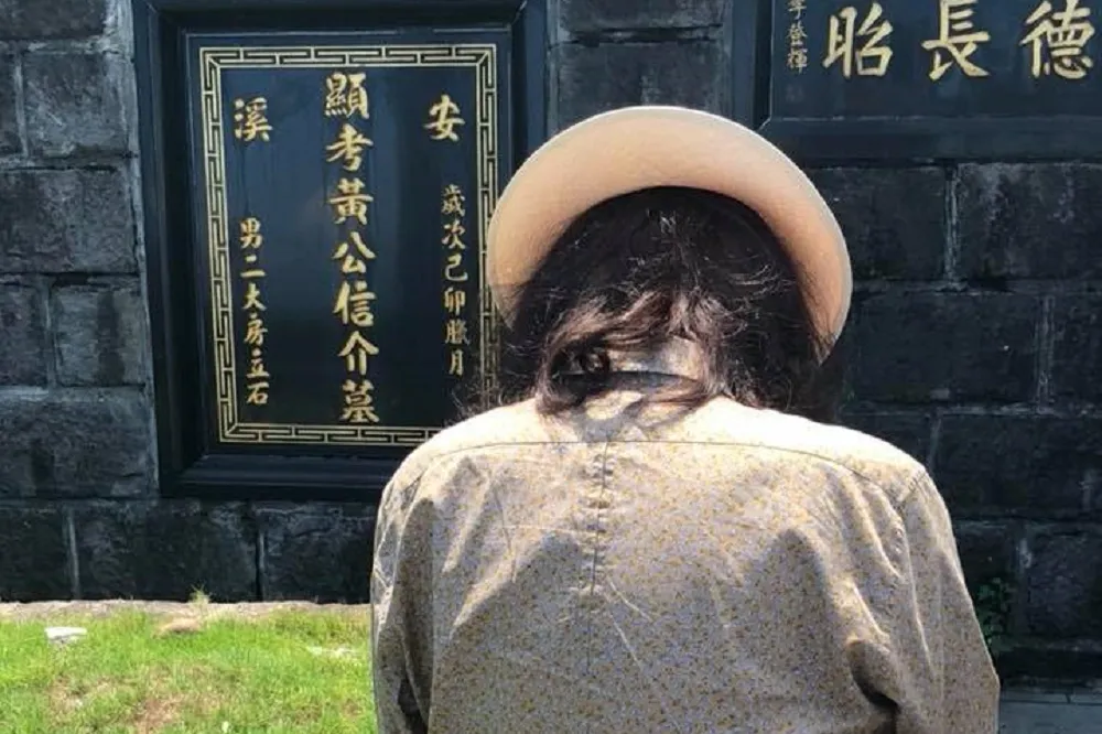 黃信介90歲誕辰　施明德帶煎虱目魚牢酒墳前追憶