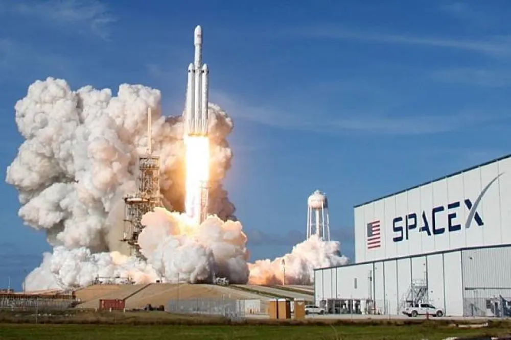 SpaceX「獵鷹重型」火箭發射成功　特斯拉跑車送上太空繞地球